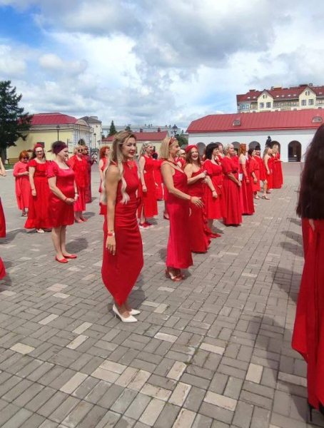 Разговор о единении на языке красного. Омички впервые присоединились к международному женскому флешмобу