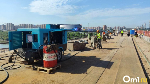 Омичам рассказали, почему задерживается ремонт правой стороны моста у Телецентра