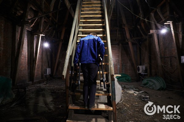 "Они реагируют на погоду": интервью со смотрителем главных часов Омска