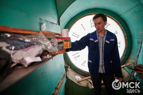 "Они реагируют на погоду": интервью со смотрителем главных часов Омска