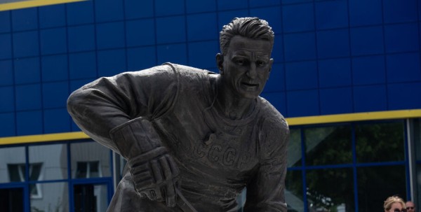 В Омске открыли памятник легендарному тренеру Анатолию Тарасову 