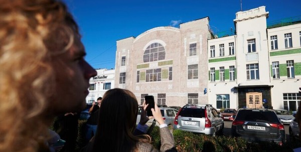 "Без стилизации". На руинированную стену Эльворти в центре Омска появились планы