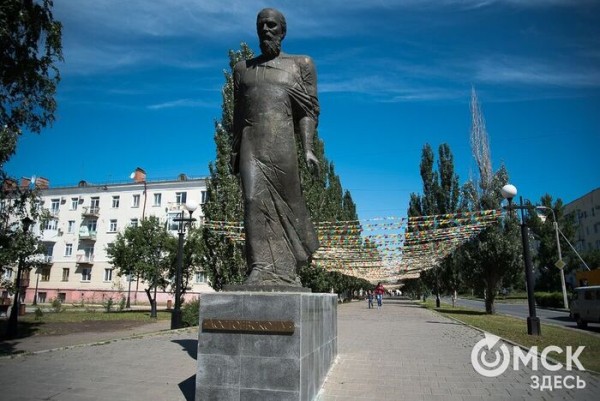 В Омске появился ещё один памятник Достоевскому (но покажут его через месяц)
