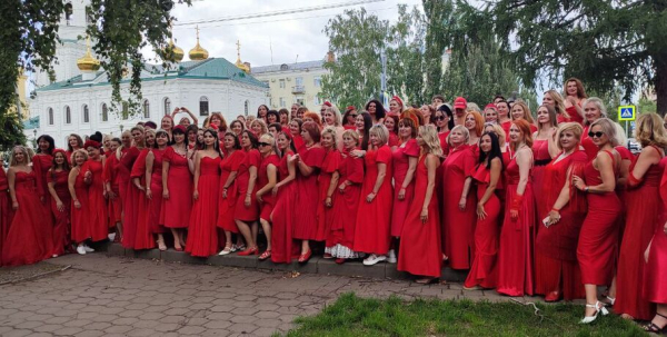 Разговор о единении на языке красного. Омички впервые присоединились к международному женскому флешмобу