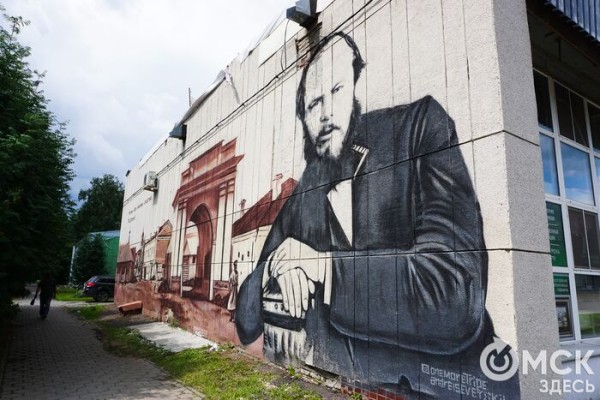 В Омске появился ещё один памятник Достоевскому (но покажут его через месяц)