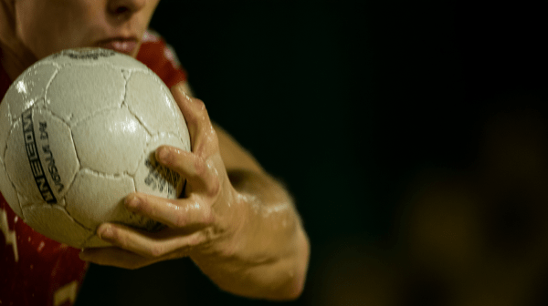 Футбольный дебют и бойцовский реванш. Топ спортивных событий недели по версии "Омск Здесь"