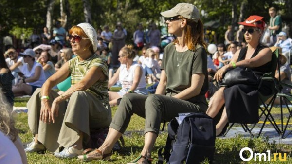 Омичей зовут на бесплатное занятие йогой на свежем воздухе