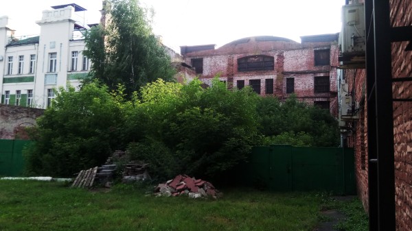 "Без стилизации". На руинированную стену Эльворти в центре Омска появились планы