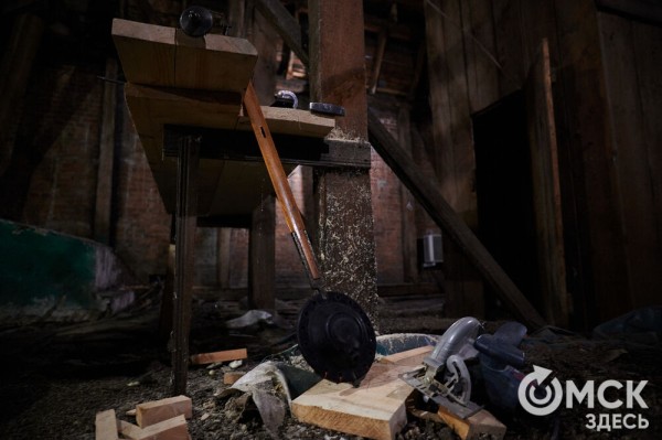 "Они реагируют на погоду": интервью со смотрителем главных часов Омска