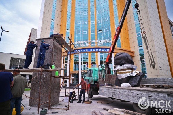 В Омске появился ещё один памятник Достоевскому (но покажут его через месяц)