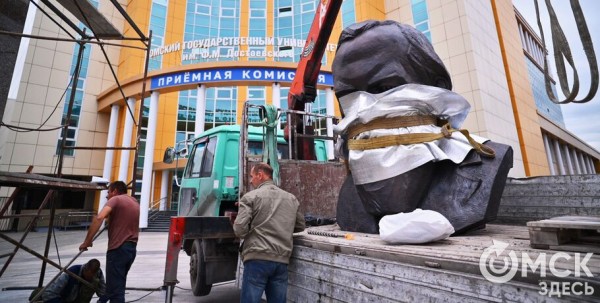 В Омске появился ещё один памятник Достоевскому (но покажут его через месяц)