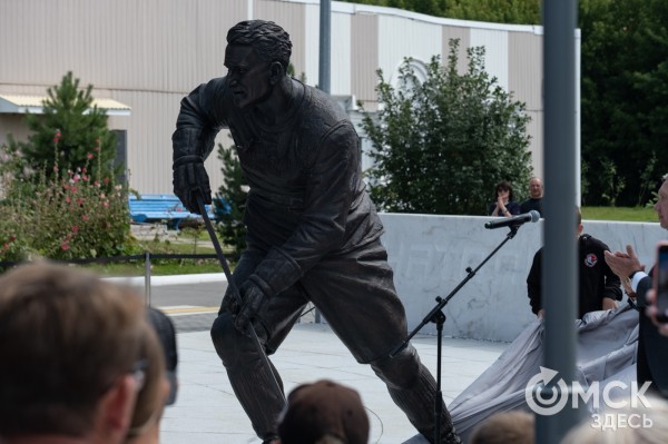 В Омске открыли памятник легендарному тренеру Анатолию Тарасову 