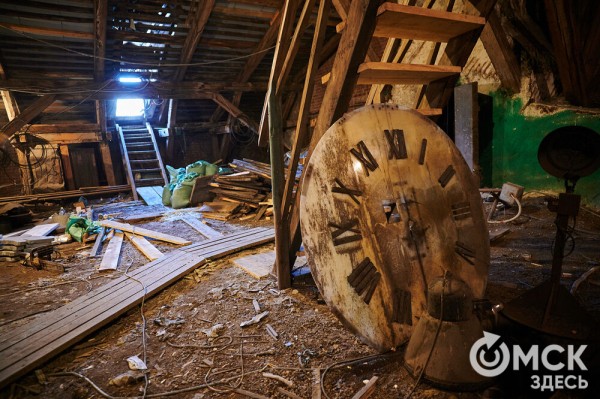 "Они реагируют на погоду": интервью со смотрителем главных часов Омска