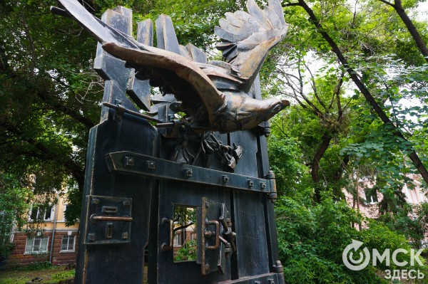 В Омске появился ещё один памятник Достоевскому (но покажут его через месяц)