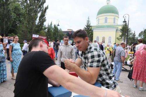 Хоценко принял участие в крестном ходе ко Дню Крещения Руси в Омске