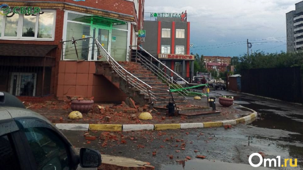 В Омске на улице Герцена ураган обвалил балкон и придавил женщину В Омске на улице Герцена ураган обвалил балкон и придавил женщину