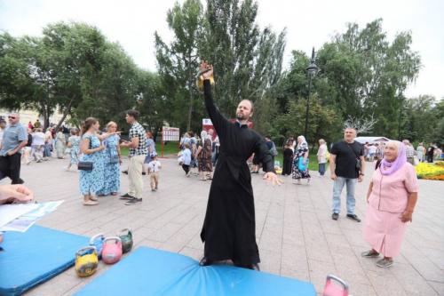 Хоценко принял участие в крестном ходе ко Дню Крещения Руси в Омске