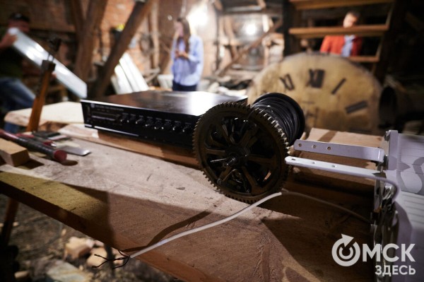 "Они реагируют на погоду": интервью со смотрителем главных часов Омска