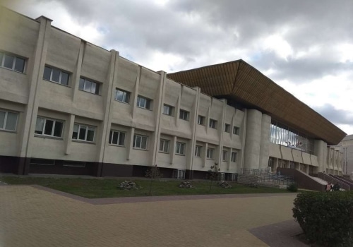 Площади у входа в автовокзал в Омске сдают под киоски