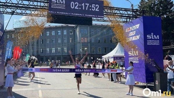 Невероятный финиш: российский спортсмен вырвал победу у кенийца на Сибирском марафоне в Омске