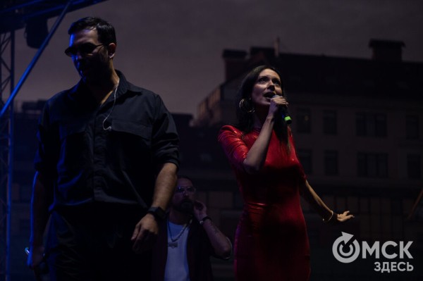 Музыкальный "звездопад". Именитые артисты поздравили Омск с праздником Музыкальный "звездопад". Именитые артисты поздравили Омск с праздником