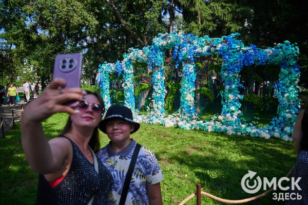 Маленькие цветы о великих историях. Омская "Флора" открылась в 73-й раз