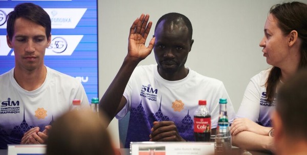 "Снова отправимся в баню". Кенийские бегуны намерены побить рекорд омского марафона