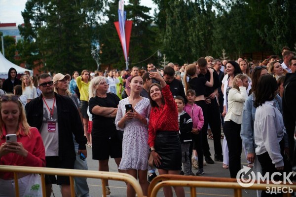 Музыкальный "звездопад". Именитые артисты поздравили Омск с праздником Музыкальный "звездопад". Именитые артисты поздравили Омск с праздником