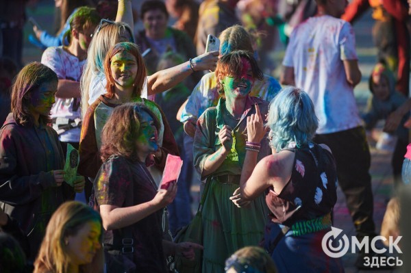 Осторожно, очень ярко! Омичи "раскрасили" последний месяц лета