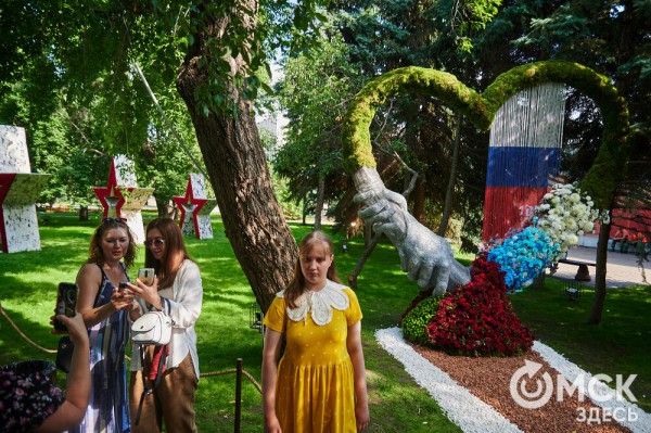 Маленькие цветы о великих историях. Омская "Флора" открылась в 73-й раз