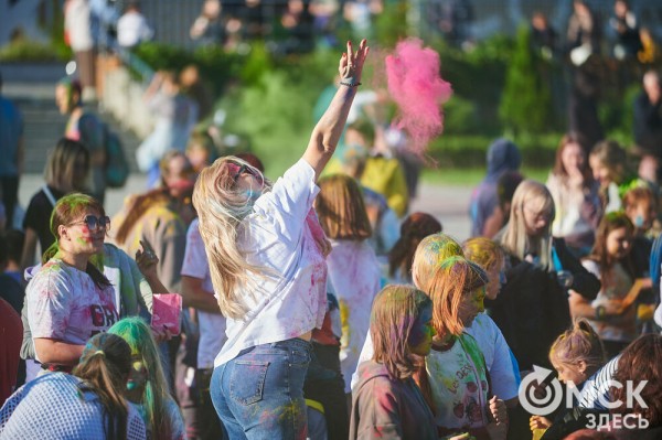 Осторожно, очень ярко! Омичи "раскрасили" последний месяц лета