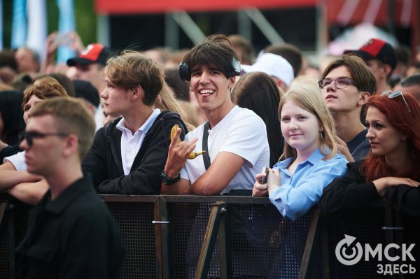 Музыкальный "звездопад". Именитые артисты поздравили Омск с праздником Музыкальный "звездопад". Именитые артисты поздравили Омск с праздником