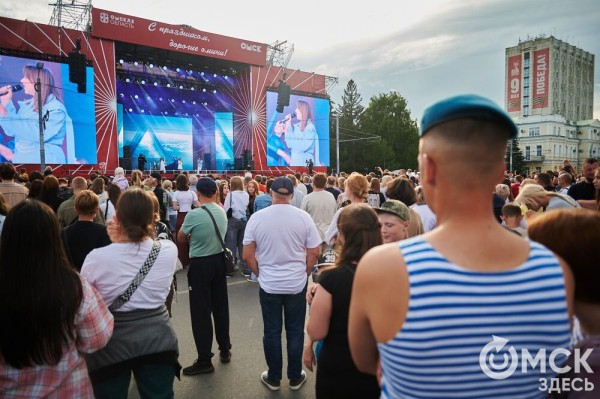 Музыкальный "звездопад". Именитые артисты поздравили Омск с праздником Музыкальный "звездопад". Именитые артисты поздравили Омск с праздником