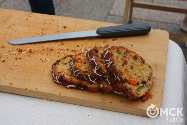 Омичей угостили хлебными лакомствами на "Пешеходном Любинском"