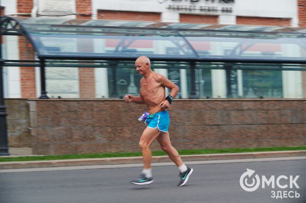 Россиянин Андрей Янович прервал победную серию кенийцев на Сибирском международном марафоне - 2025