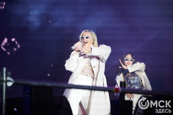 Музыкальный "звездопад". Именитые артисты поздравили Омск с праздником Музыкальный "звездопад". Именитые артисты поздравили Омск с праздником