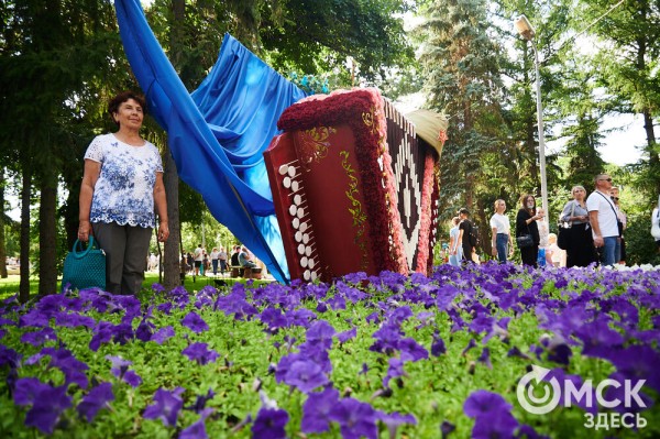 Маленькие цветы о великих историях. Омская "Флора" открылась в 73-й раз