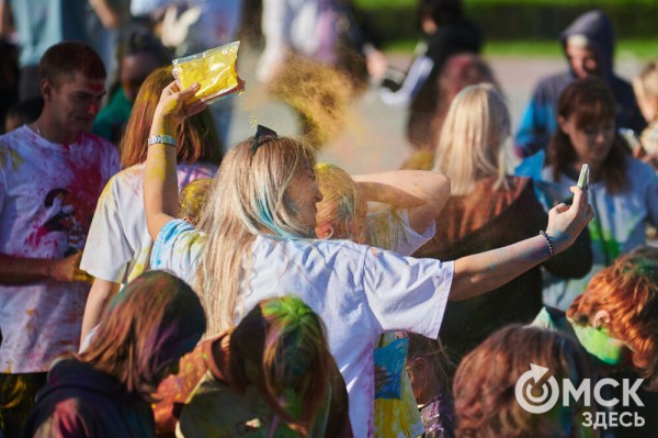 Осторожно, очень ярко! Омичи "раскрасили" последний месяц лета