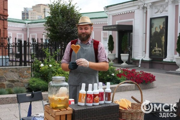Омичей угостили хлебными лакомствами на "Пешеходном Любинском"