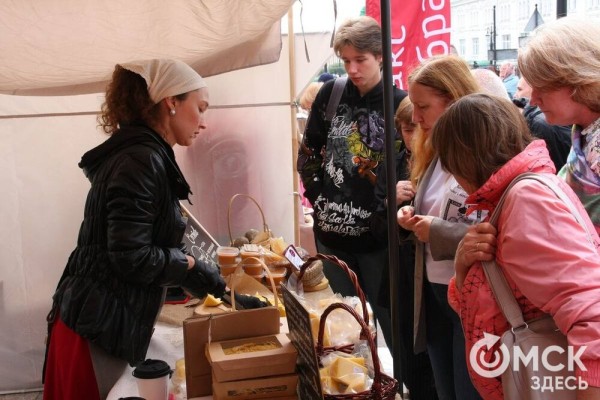 Омичей угостили хлебными лакомствами на "Пешеходном Любинском"