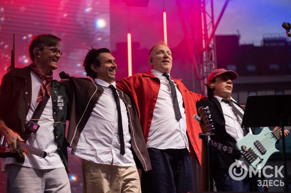 Музыкальный "звездопад". Именитые артисты поздравили Омск с праздником Музыкальный "звездопад". Именитые артисты поздравили Омск с праздником