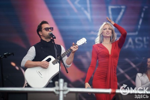 Музыкальный "звездопад". Именитые артисты поздравили Омск с праздником Музыкальный "звездопад". Именитые артисты поздравили Омск с праздником