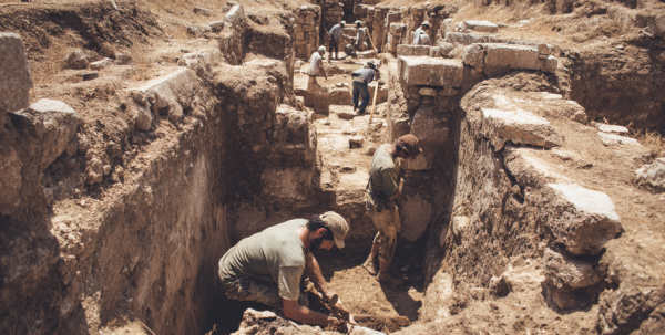 Омские студенты откопали "суповой набор" на берегу Енисея