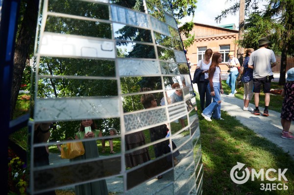 Маленькие цветы о великих историях. Омская "Флора" открылась в 73-й раз