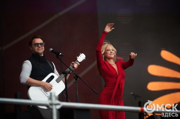 Музыкальный "звездопад". Именитые артисты поздравили Омск с праздником Музыкальный "звездопад". Именитые артисты поздравили Омск с праздником