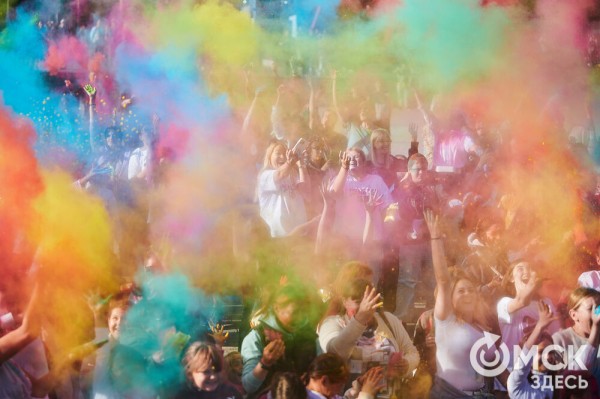 Осторожно, очень ярко! Омичи "раскрасили" последний месяц лета