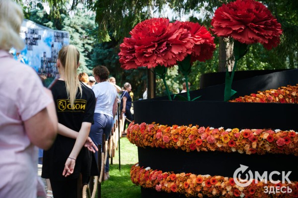 Маленькие цветы о великих историях. Омская "Флора" открылась в 73-й раз