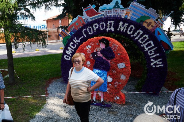 Маленькие цветы о великих историях. Омская "Флора" открылась в 73-й раз