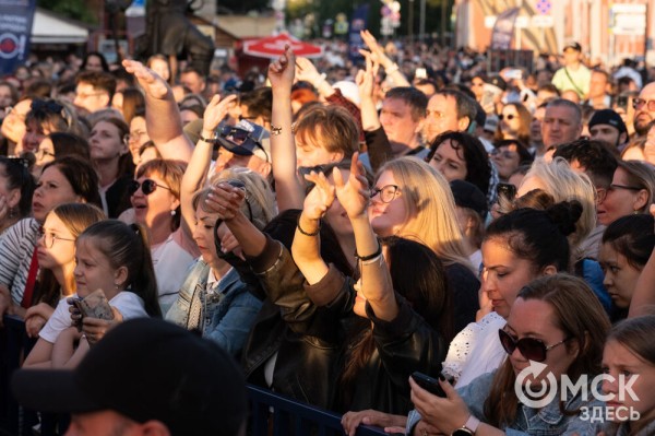 Музыкальный "звездопад". Именитые артисты поздравили Омск с праздником Музыкальный "звездопад". Именитые артисты поздравили Омск с праздником