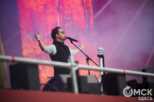 Музыкальный "звездопад". Именитые артисты поздравили Омск с праздником Музыкальный "звездопад". Именитые артисты поздравили Омск с праздником